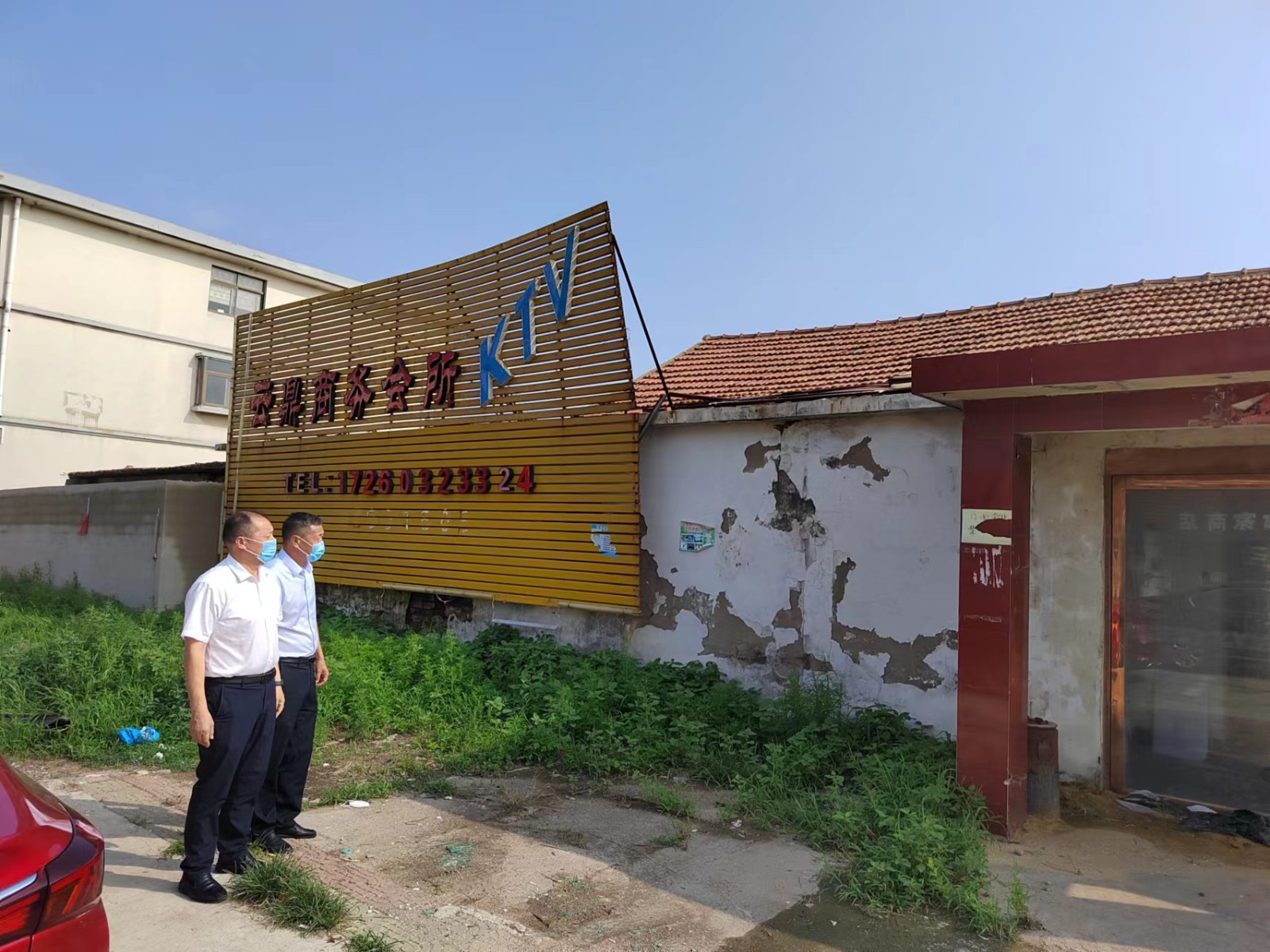 董事长检查自建房1.jpg