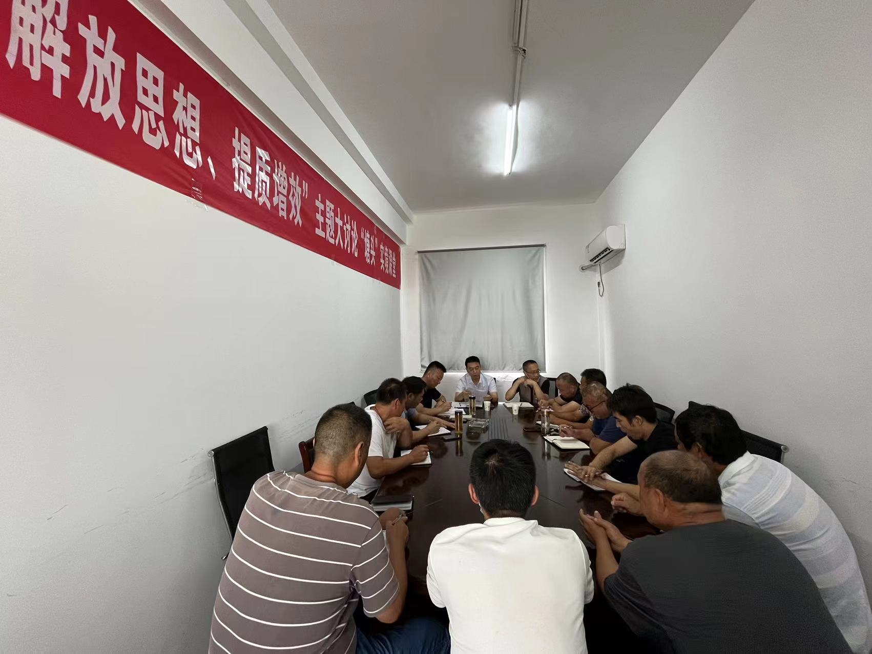 朱文海在资源塘头实境课堂上课.jpg