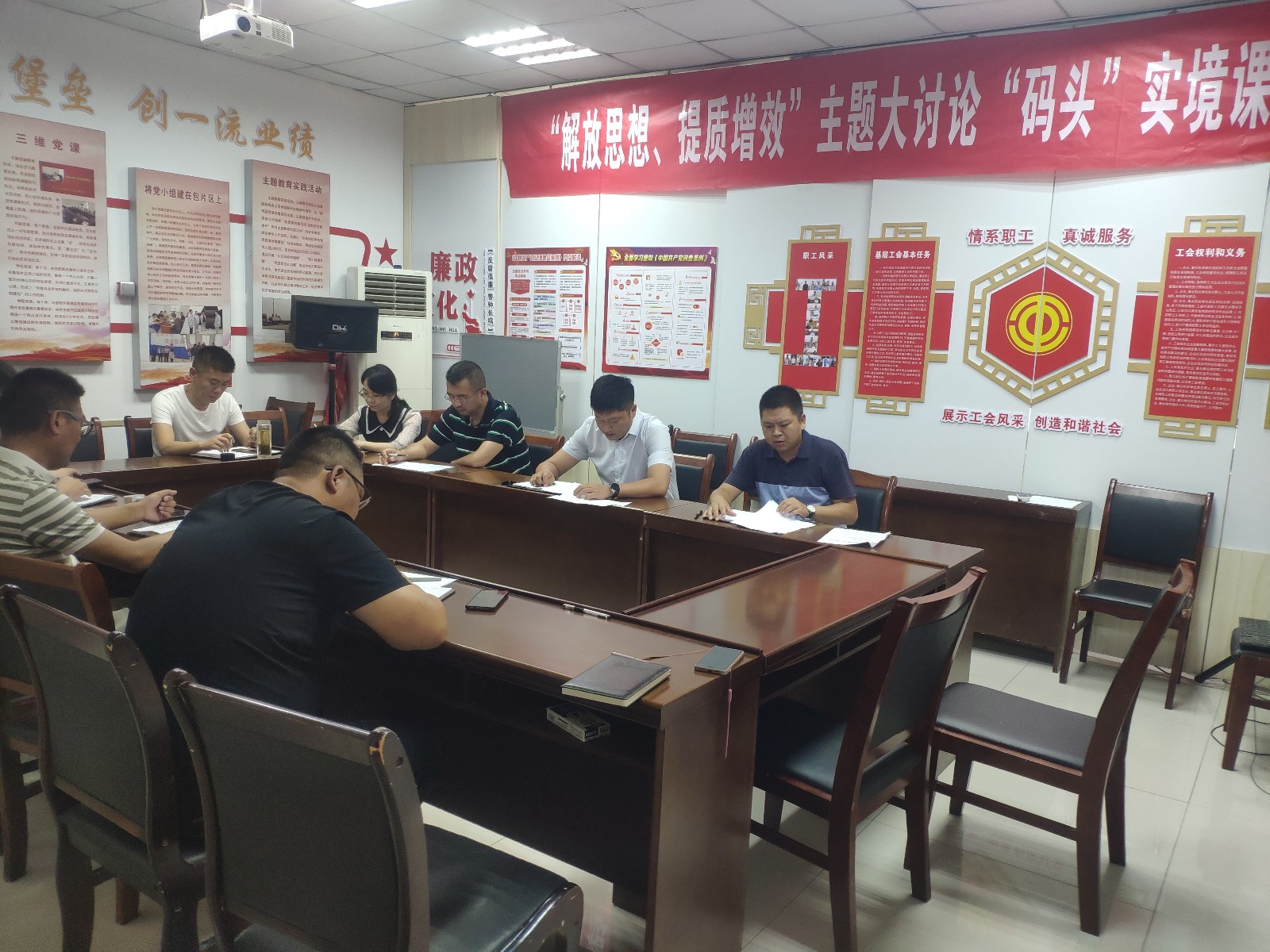 徐一林在宵洋码头课堂上课.jpg